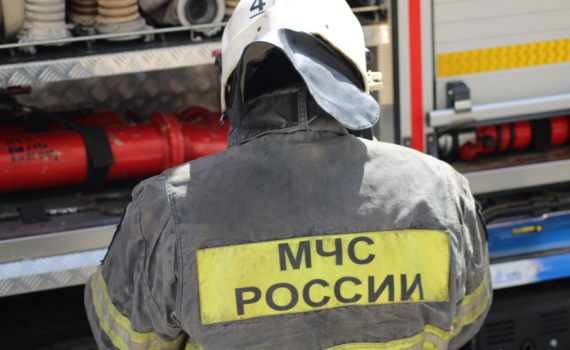 Пожар на нефтеперерабатывающем предприятии продолжают тушить экстренные службы
