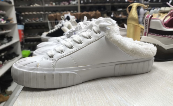 Главное — не задеть ткань: как правильно отбелить подошву кроссовок без вреда для обуви Главное — не задеть ткань: как правильно отбелить подошву кроссовок без вреда для обуви